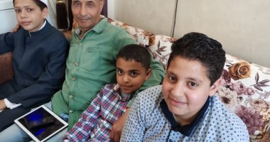 فيديو.. صوت عذب يتلألأ بسماء كفر الشيخ.. طفل 8 سنوات يتمنى القراءة بالإذاعة 