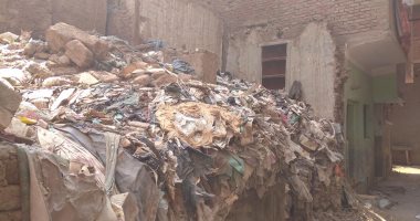 تراكم القمامة بمنزل مهجور بشبرا الخيمة.. والأهالى يكتشفون ثعابين بداخلها