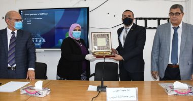 جامعة القناة تُكرم أطباء مستشفى الجامعة بعد انتهاء عملهم بالحجر الصحى.. صور