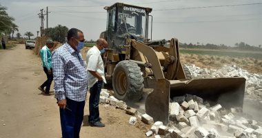 صور.. رفع تجمعات القمامة ونواتج تطهير الترع وإزالة بعض التعديات فى أسيوط