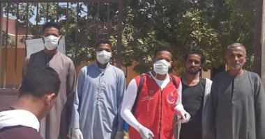 صور.. استمرار تعقيم وتطهير الشوارع والميادين بإدفو شرق محافظة أسوان