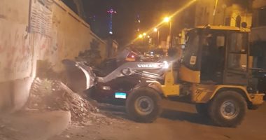 صور.. حملة مسائية مكبرة لإزالة الإشغالات والمخالفات شرق الإسكندرية