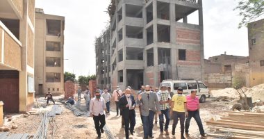 محافظ أسيوط يتفقد إنشاء مدرسة نزة قرار و رصف الطرق بمنفلوط ..صور