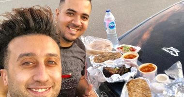 شيتوس وأصحابه عملوا مائدة رحمن متنقلة لعمال النظافة والبائعين.. صور