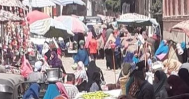 زحام بسوق بقرية مرصفا بنها ومطالب بالحد من التجمعات للوقاية من كورونا