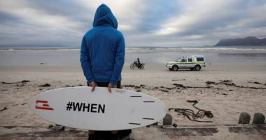 راكبى الأمواج بجنوب أفريقيا يحتجون على سياسة الإغلاق