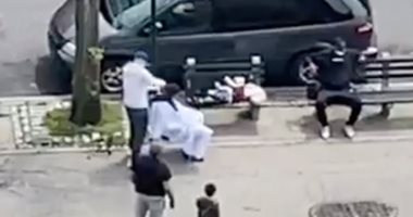 حلاق أمريكي يقيم "صالون" على الرصيف لعملاء الحجر الصحى .. فيديو