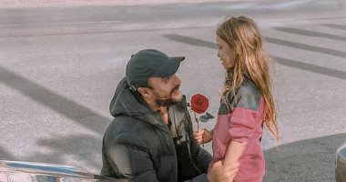 أحمد العوضى ينشر صورا مع طفلين خلال تصوير "الاختيار"