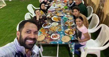 مائدة إفطار تجمع حسنى عبد ربه مع عائلته فى سهرة رمضانية