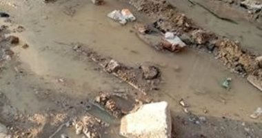 سيبها علينا.. أهالى مساكن الزلزال يشكون من انفجار ماسورة مياه