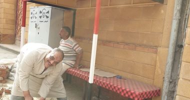 إمام مسجد يبنى حائط استراحة لرجال أمن شارع الصاغة بدمنهور