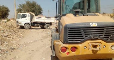 صور.. محافظ سوهاج يوجه برفع القمامة بنجع القراقرة وتخفيف العبء عن المواطنين