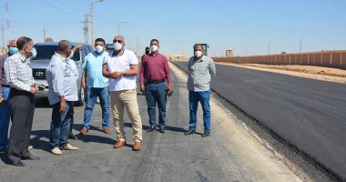 محافظ الوادى الجديد يوجه بإزالة منحنى خطر أثناء توسعة طريق البرمودى بالخارجة
