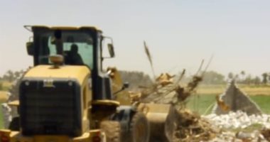 صور.. إزالة 15حالة تعد على أرض زراعية فى حملة بمركز الواسطى    