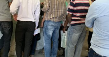 صور.. زحام بكهرباء 6 أكتوبر وتجاهل الإجراءات الوقاية