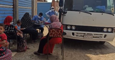 فرق طبية تفحص المخالطين للحالات الإيجابية بعزبة المنشاوي بالغربية