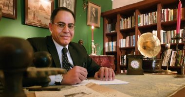 السيد نصير يحمل لواء " الإخوان" في إستعراض عسكري بوثائقيات شريف عارف "حقيقة في دقيقة"