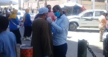 "معا ضد الكورونا" توزع كمامات على كبار السن والأطفال بأسوان.. صور