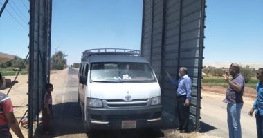 تشغيل بوابات لتعقيم السيارات بمدخل مدينة بلاط بالوادى الجديد