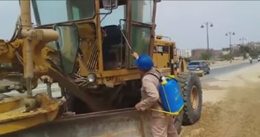 صور.. مديرية طرق بنى سويف تعقم معدات وآلات الرصف لمواجهة فيروس كورونا 