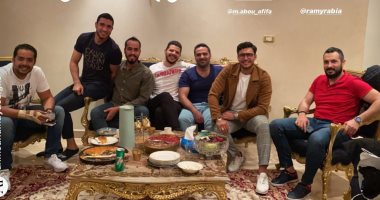 مائدة إفطار تجمع رامى ربيعة بأصدقائه فى سهرة رمضانية