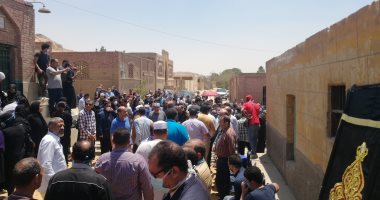 أبناء الشيخ الطبلاوى يتلقون العزاء فى والدهم بعد دفنه.. صور