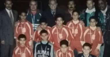 جنش يستعيد ذكريات الطفولة بصورة مع الناشئين