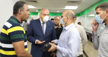 استجابة لشكوى مواطن.. محافظ قنا يتفقد الخدمات بمكتب بريد قنا الرئيسى