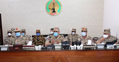 الفريق محمد فريد يتناول الإفطار مع مقاتلى مكافحة الإرهاب بشمال سيناء