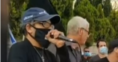 ناشط إسرائيلى يسارى يهدد باغتيال نتنياهو ونجله من أمام مقر الحكومة الإسرائيلية