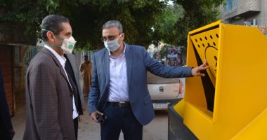 صور.. محافظ الغربية ونائبه يتفقدان صناديق جمع القمامة الجديدة