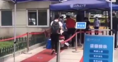 ترمويتر وكمامات.. شاهد استقبال جامعة صينية لطلابها بعد انتهاء العزل.. فيديو