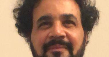 أنا مش عارفنى.. مجدى كامل بيشبه على نفسه بسبب شعره الطويل 