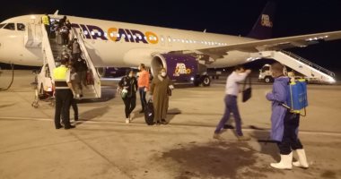 مطار مرسى علم يستقبل 166 مصريا عائدا من العاصمة العمانية مسقط.. صور