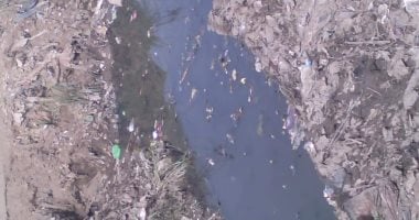 سيبها علينا.. شكوى من انتشار القمامة فى ترعة عزبة أبو النور ببنى سويف