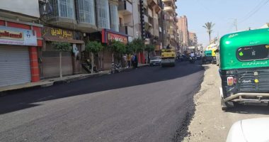 صور.. مجلس مدينة زفتى فى الغربية يبدأ فى رصف الشوارع الرئيسية
