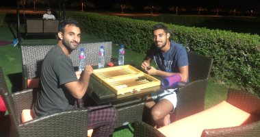 أحمد ياسر ريان يتحدى شقيقه إيهاب فى مباراة طاولة