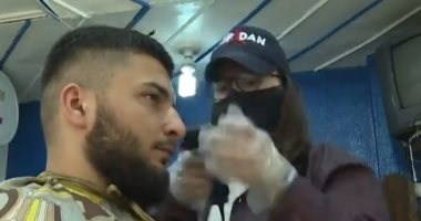 بالمقص والفرشاة.. شابة سورية تتحدى التقاليد وتعمل مصففة شعر رجالى