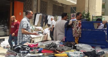 صور.. فض سوق الجمعة وإزالة فروشات الباعة الجائلين فى قطور بالغربية