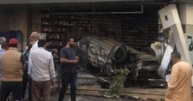 سيارة ملاكي تقتحم صيدلية لتحطمها وتصيب طالبة وسيدة في المنصورة.. صور