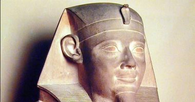 تثبيت تمثال سنوسرت الأول على الدرج العظيم بالمتحف الكبير.. اعرف حكاية الملك