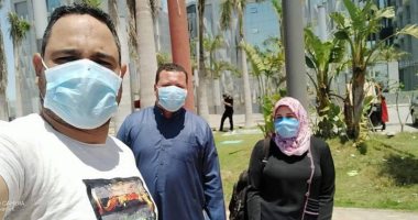 مستشفى أبو خليفة يحتفل بشفاء ممرضة من كورونا وخروجها من الحجر الصحى.. صور