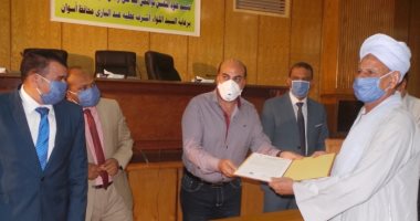 "الوفاء بالوعد".. أسوان تسلم عقود تقنين أوضاع أراضى الدولة.. تخفيض الأسعار من 35 إلى 50%.. المحافظ: فرصة ذهبية للجادين.. والمخالفين ليس لهم إلا القانون.. مواطنون يشكرون الحكومة على جهودها.. صور