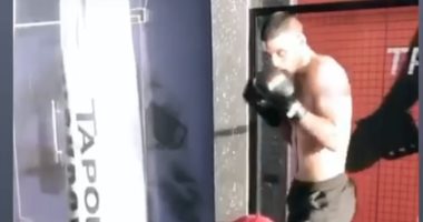 شاهد.. أحمد الشناى يتدرب على الملاكمة استعدادا لعودة الدورى