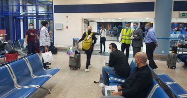 مطار مرسى علم الدولى يستقبل 32 عالقا مصريا عائدا من تونس.. صور
