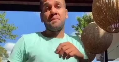 الفراغ يعمل أكتر من كدا.. داني ألفيس يقضي العزل الصحي على طريقته الخاصة "فيديو"
