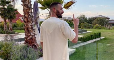 بجلباب أبيض.. كريم بنزيما يودع منزله قبل العودة لتدريبات ريال مدريد