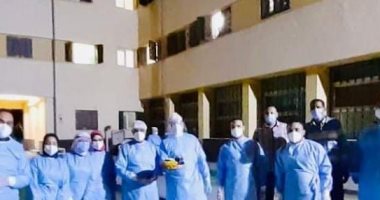 "مستشفى عزل المدينة الجامعية بالإسكندرية" يحتفل بعيد ميلاد شاب مصاب بكورونا