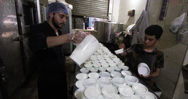 الوجبة الأساسية في السحور.. شاهد مراحل تصنيع الزبادى