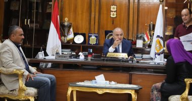 محافظ قنا ونائبه يبحثان شكاوى المواطنين خلال اللقاء اليومى مع المواطنين